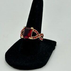 Bold Red Stone Gold Tone Cocktail Ring – Crisscross Band | Size 7